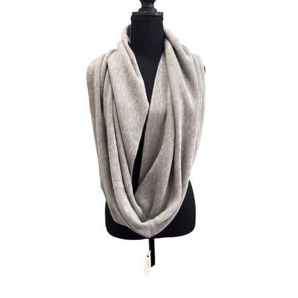 Calvin Klein Women’s Knit Infinity Scarf Light Gray Neck Warmer - Picture 1 of 7